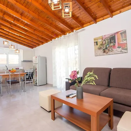 Platanos House * 팔리라키